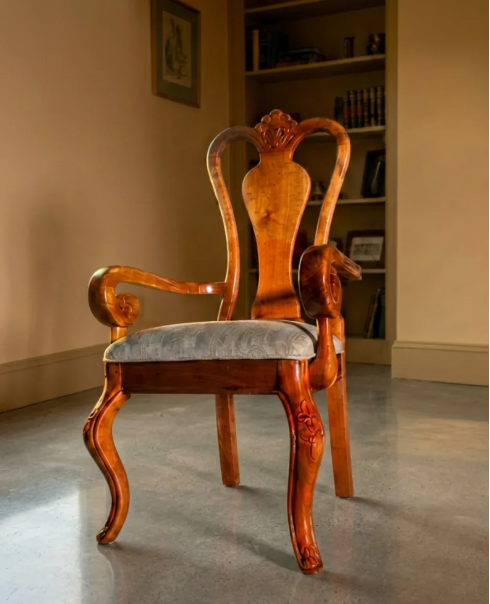 Silla de Madera Tallada Artesanal
